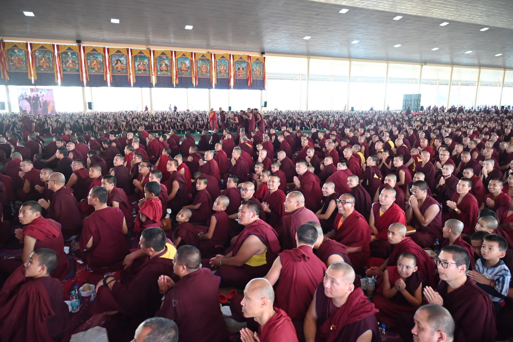 The grand assembly of approximately 1,600 monks gathered in the prayer hall at the Doeguling Tibetan Settlement, Mundgod, January 2026