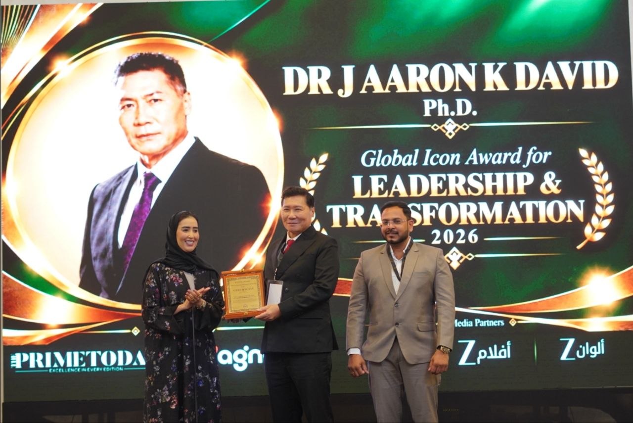 J AARON K DAVID receives his Global Icon Award for Leadership & Transformation on stage in Dubai