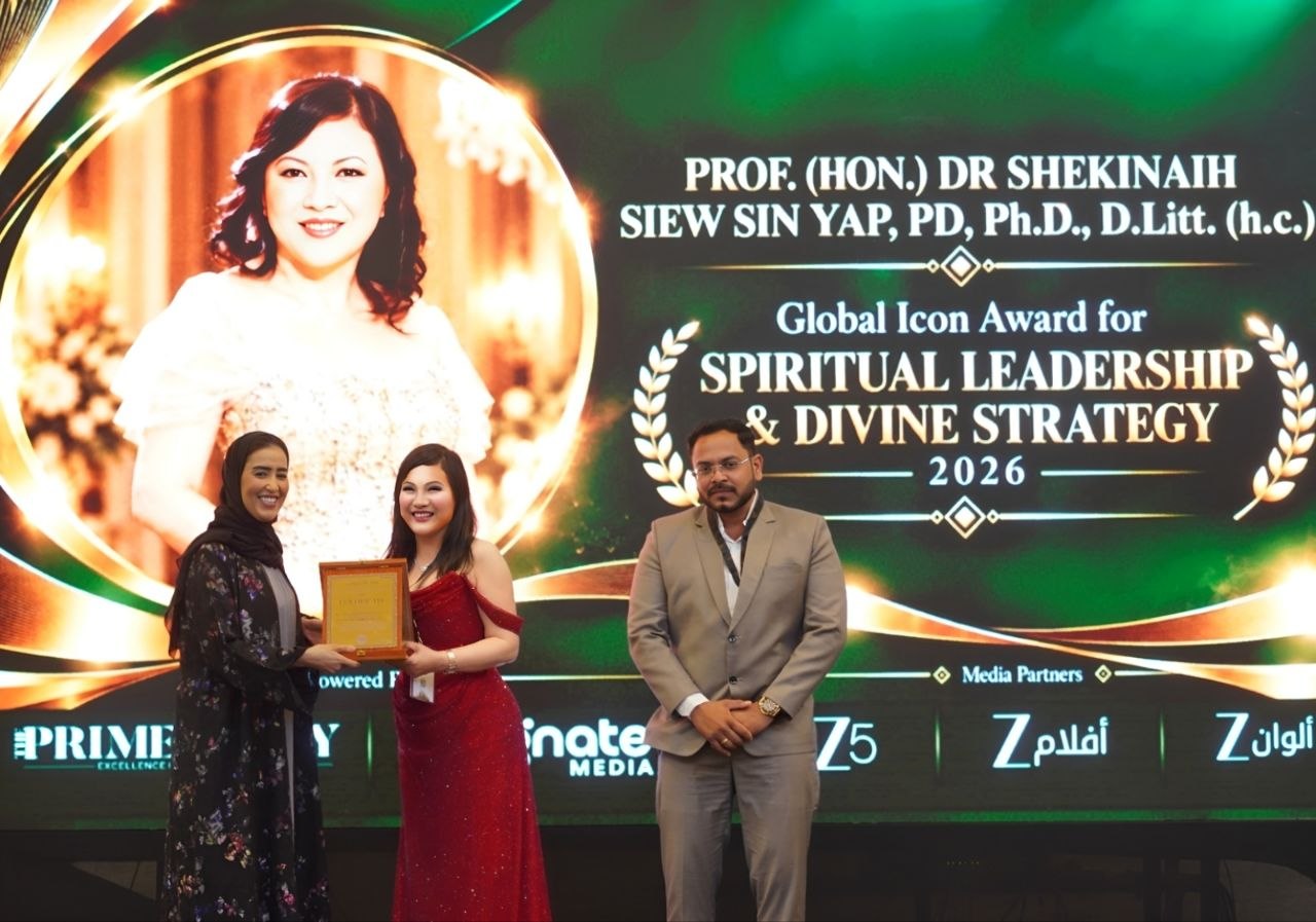 SHEKINAIH SIEW SIN YAP receives her Global Icon Award for Spiritual Leadership & Divine Strategy on stage in Dubai