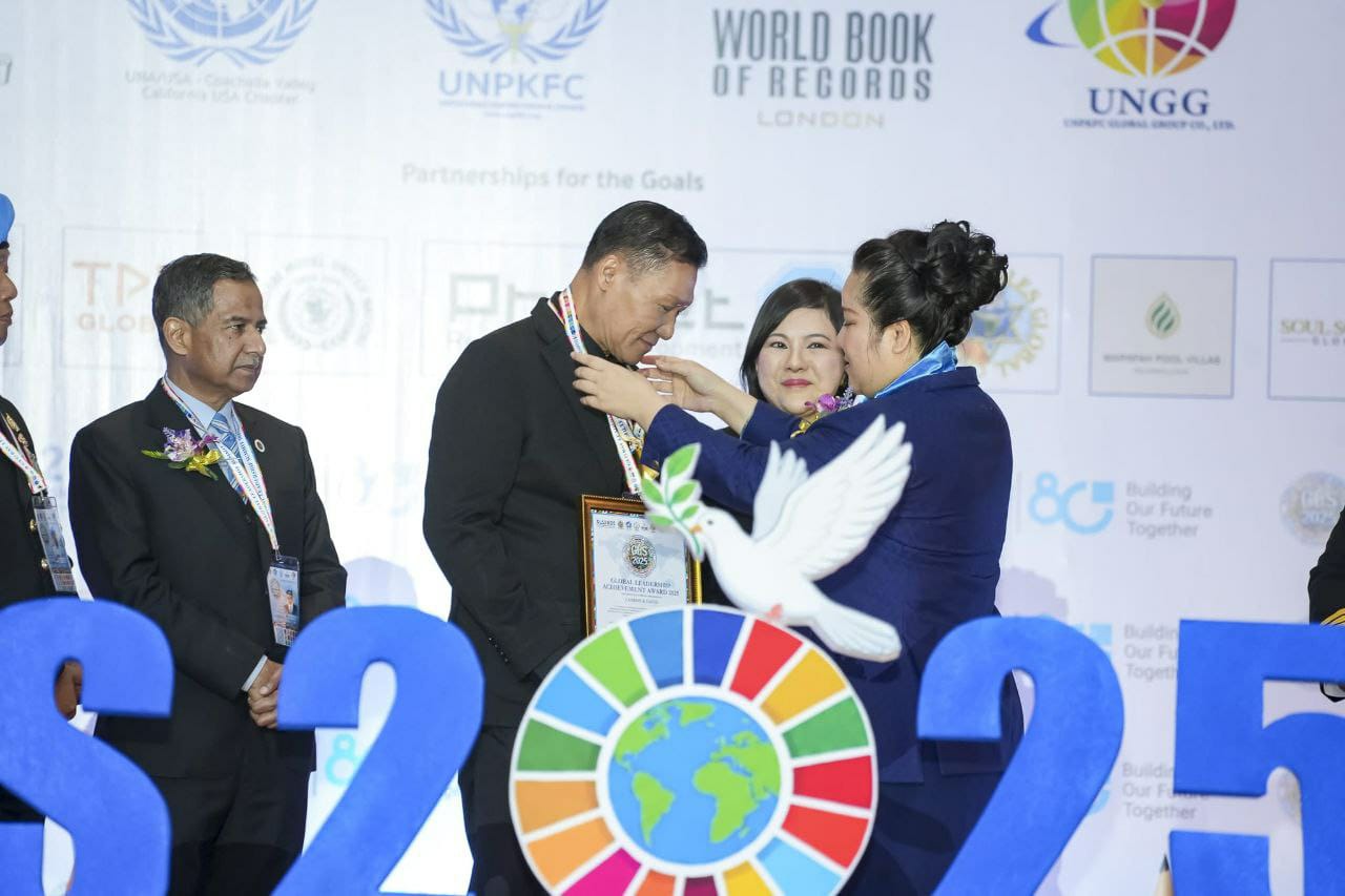 J AARON K DAVID receiving the GLS 2025 medal